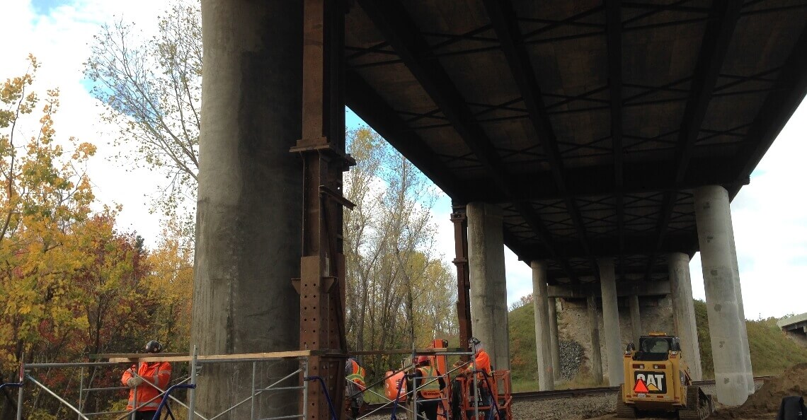 Levage temporaire d'un viaduc de l'autoroute 40